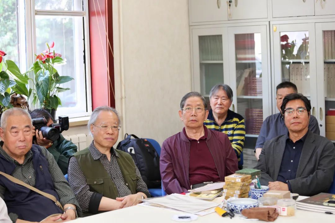 左起:王义常,王金厚,柴寿武,于世宏在现场左起:王寅,郭永元,杨景泰,刘