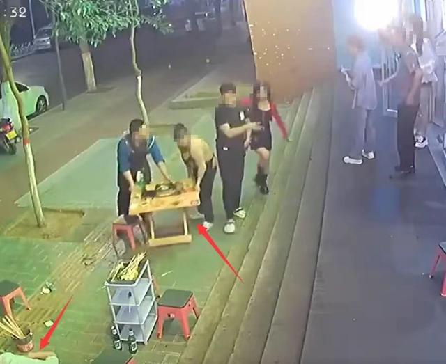 警方通报男子火锅店门前被刺身亡,原因公开,完整视频流出