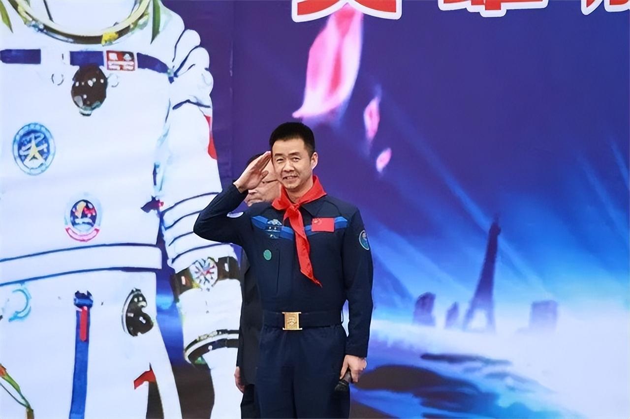 回顾航天员陈冬:封闭训练,老师登报寻找,与妻子生下双胞胎男孩