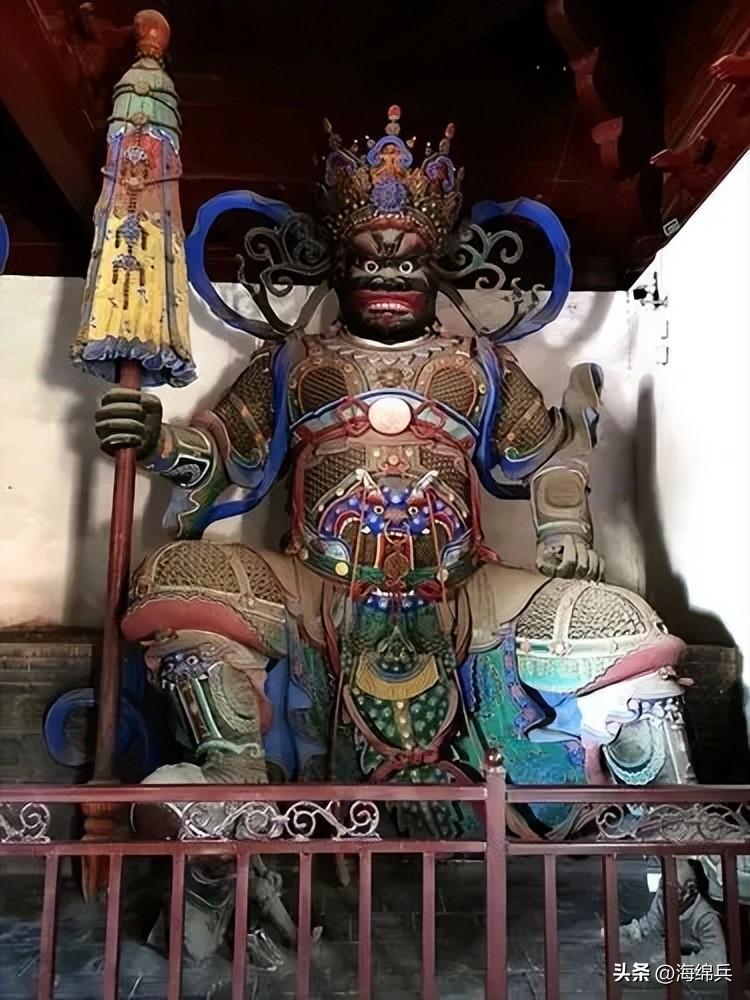 他居住在须弥山的黄金埵,同样身着白色甲胄,展现出无比的威严.