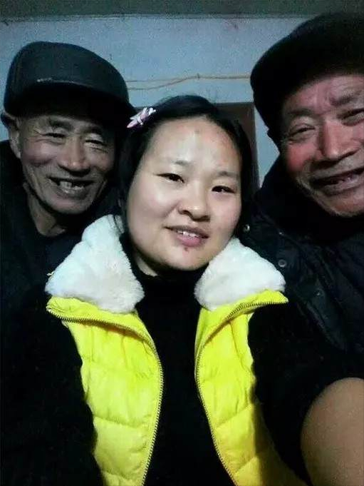 回顾:安徽34岁女老师,带81岁和78岁两个光棍养父上班,至今未婚