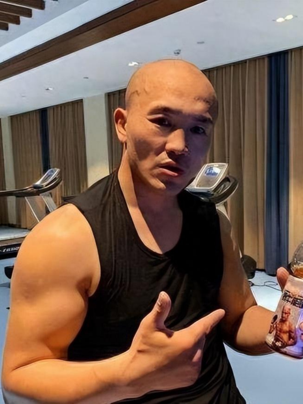 他参与《武林风》等赛事,以强大实力和精准攻击手法赢得荣誉,被誉为