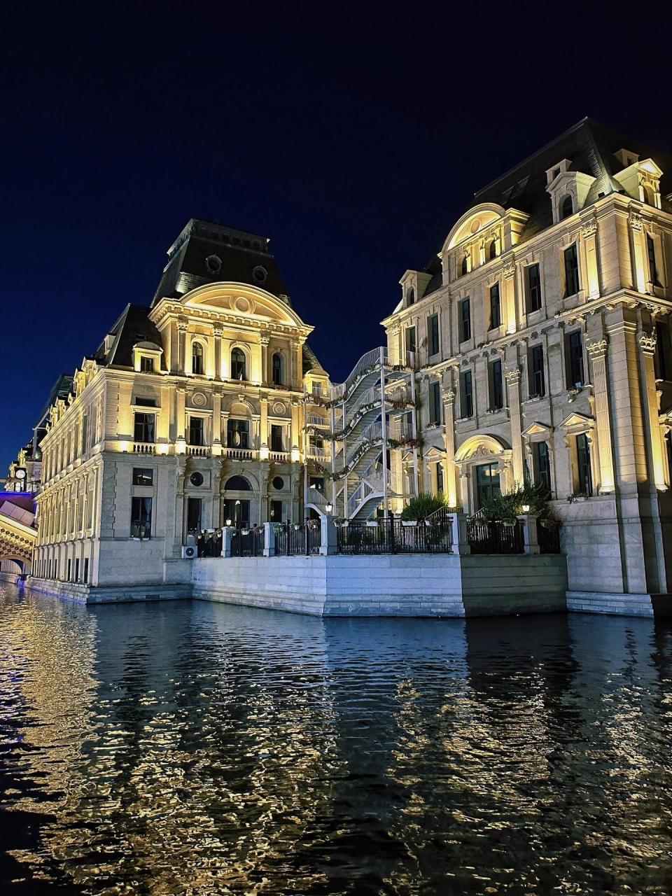 威尼斯水城全长4公里,贯穿200多座欧式城堡,夜晚来临运河两岸错屡着