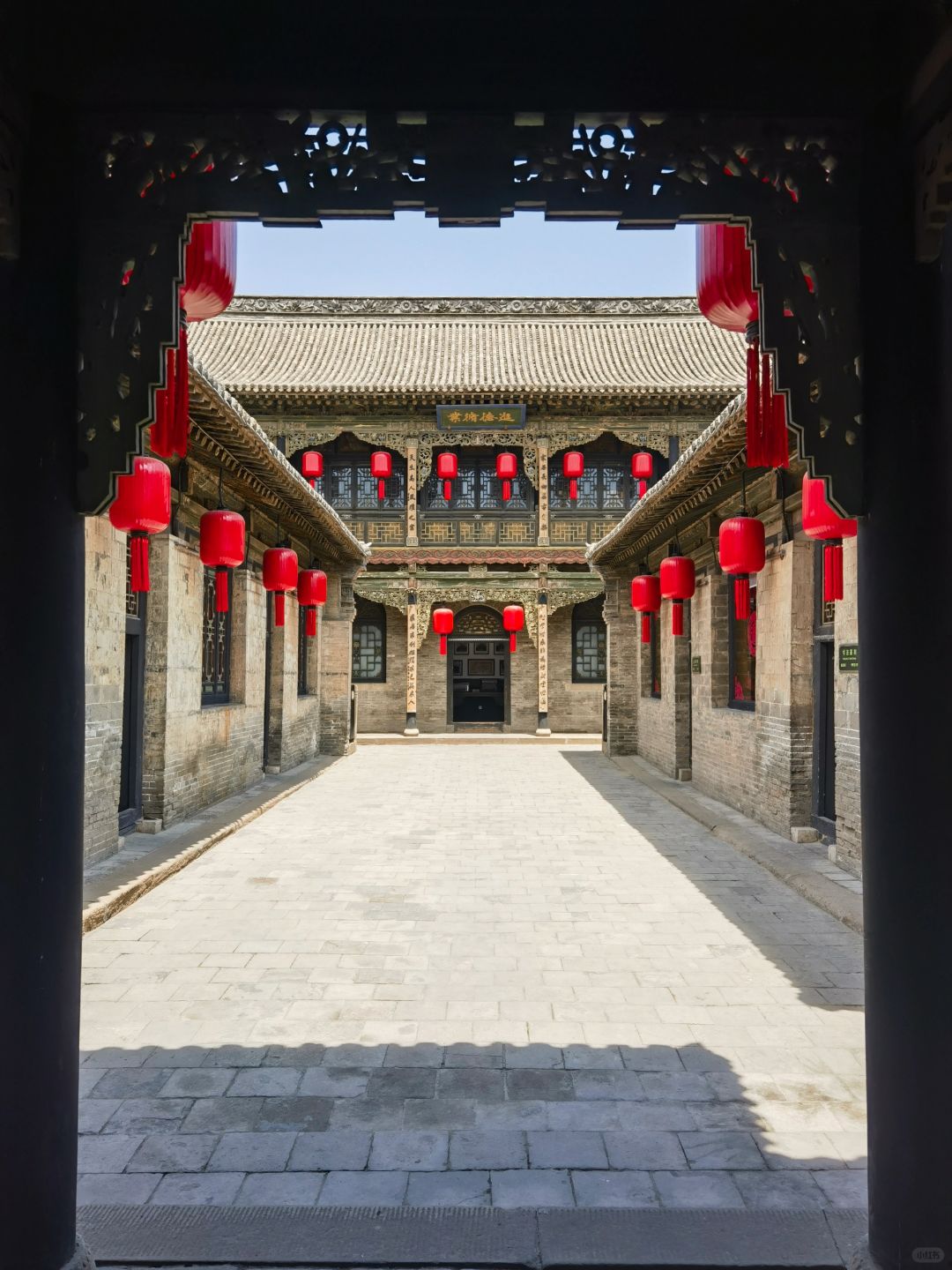 其实,王家大院和乔家大院都是山西著名的明清民居建筑群,它们都具有