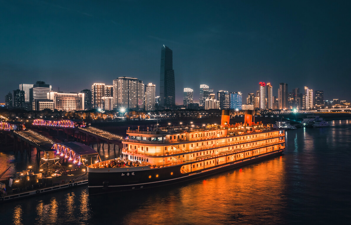 知音号:移动的水上剧场  知音号是停靠在武汉汉口江滩边的一艘蒸汽