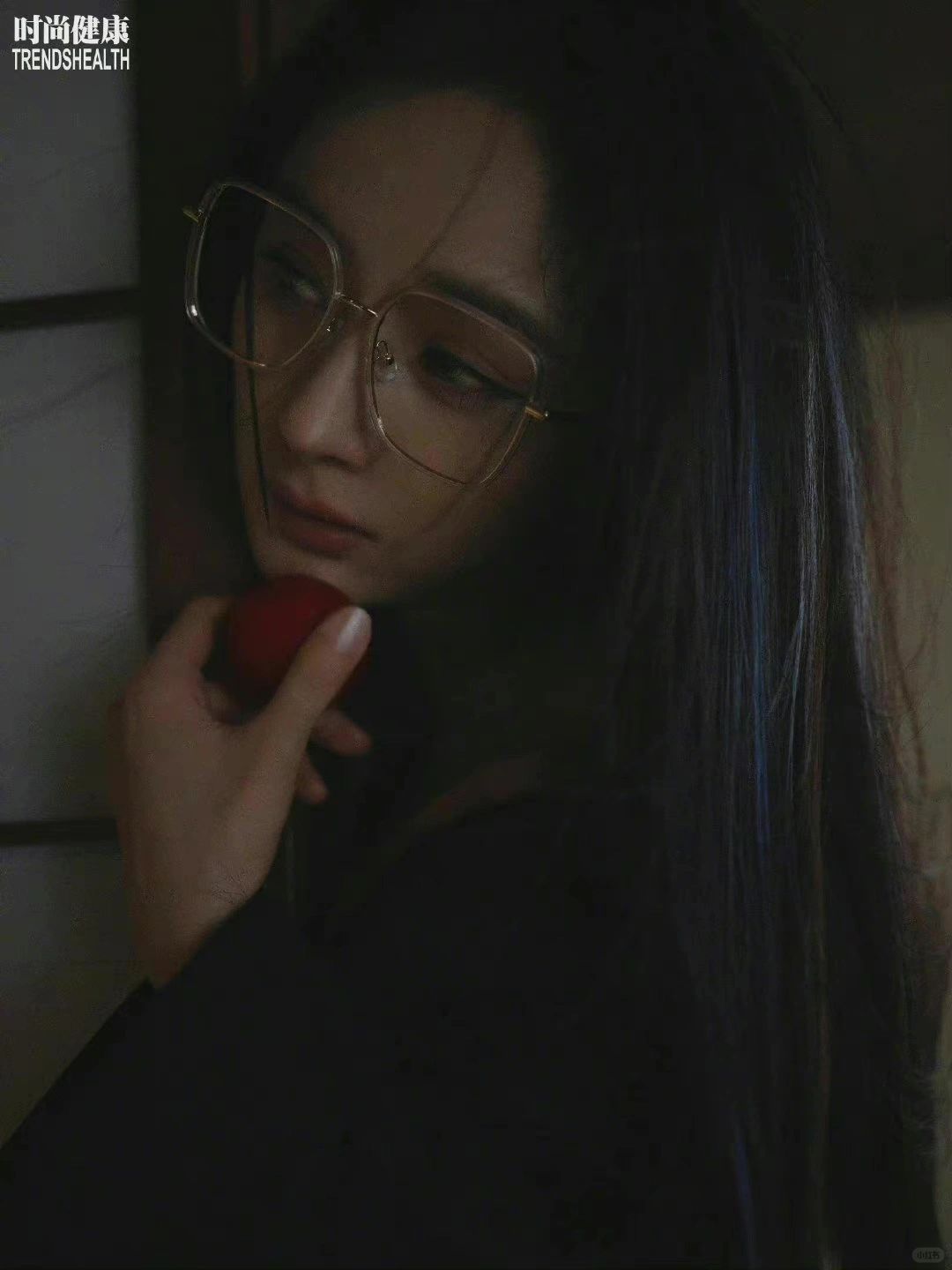 哇你看镜头下的杨幂多了一份文艺少女的气质