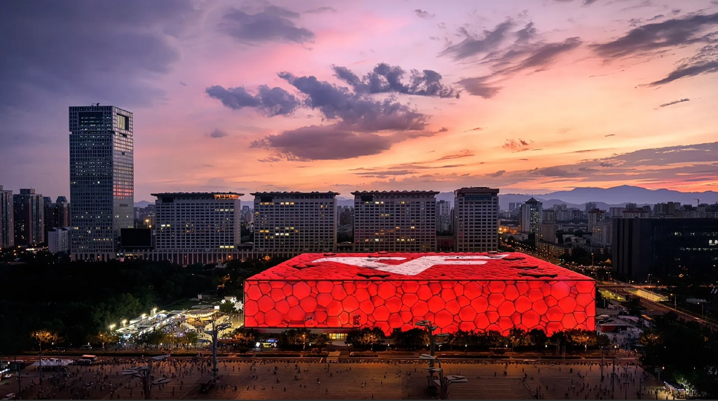 1,北京鸟巢——-皮埃尔德梅隆(瑞士),赫尔佐格(瑞士) 2,中央电视台