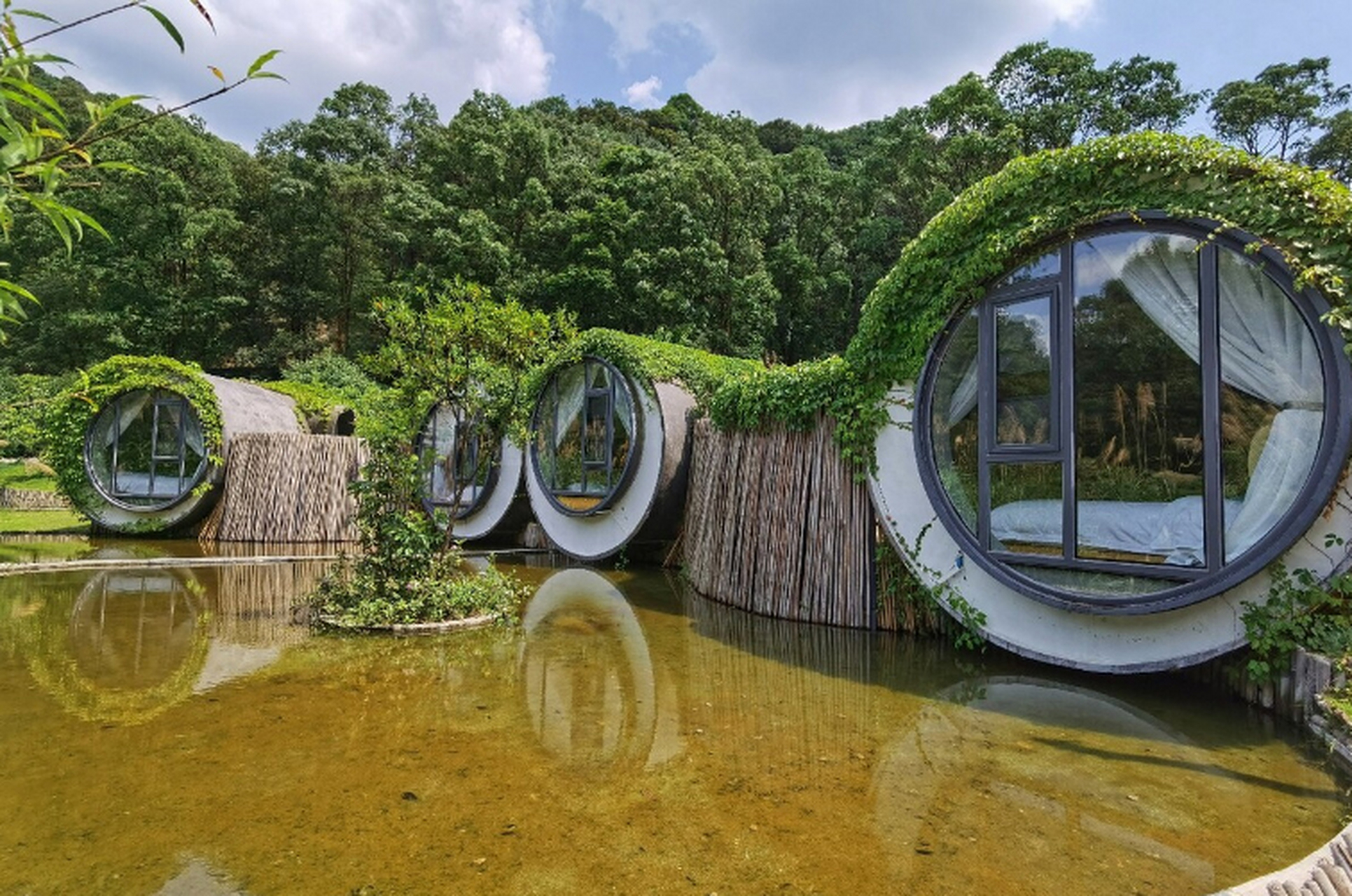 是一个以芳香植物为主题的旅游景区,位于广州市花都区花东镇狮前村