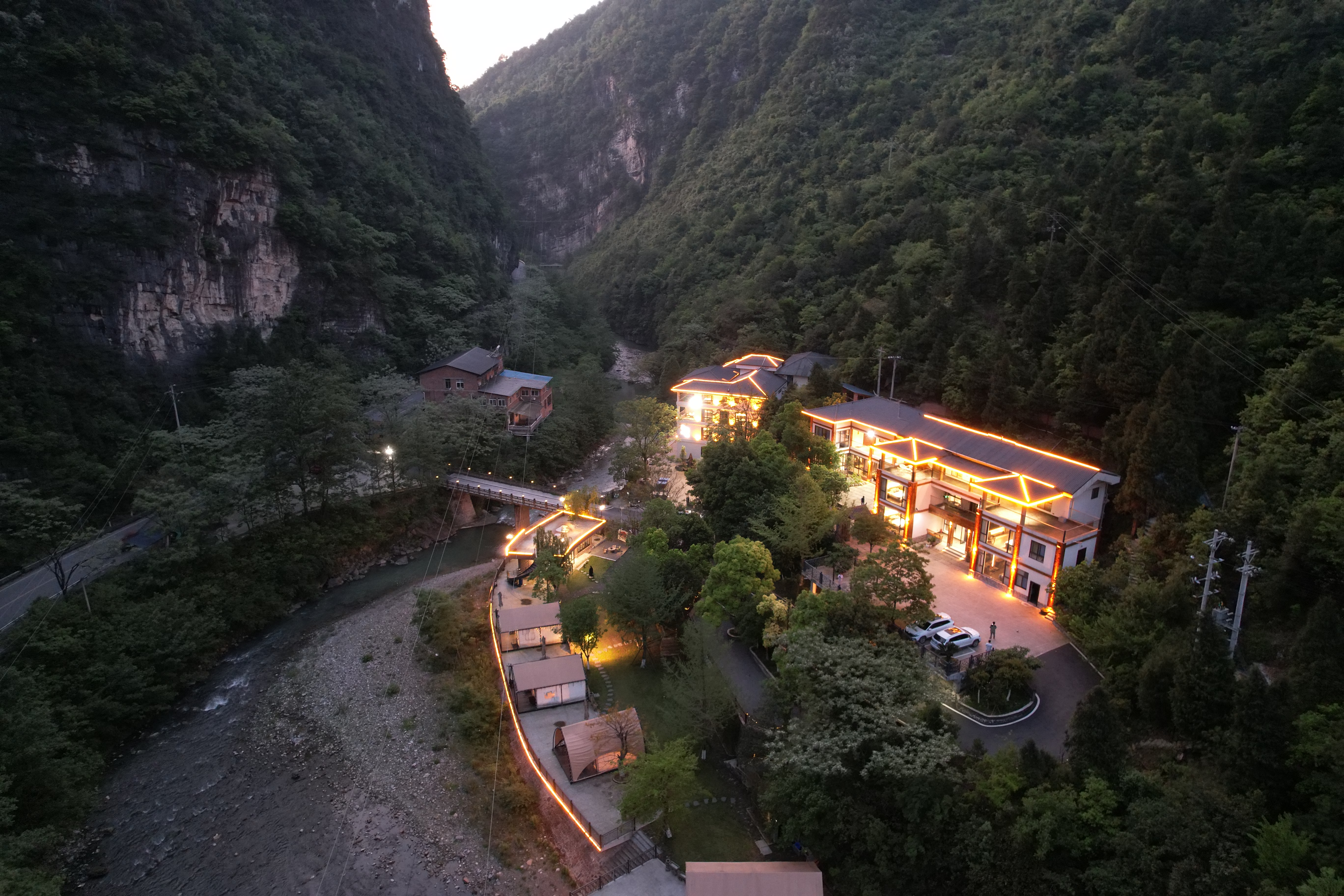 目的地心动指南 这是重庆游最后一晚的住宿,真正的山景房,四面环山