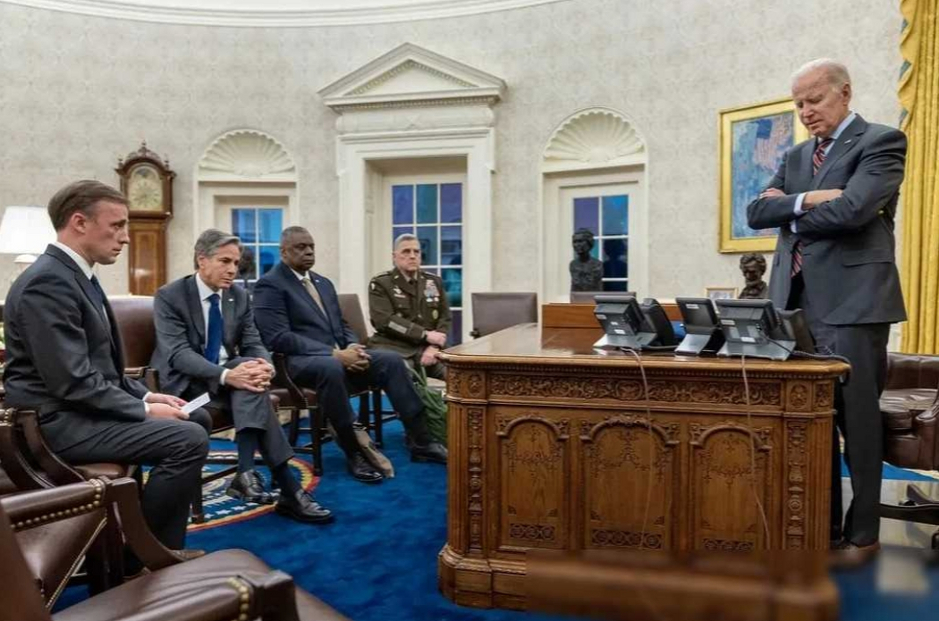 偶然找到一张拜登御前会议的照片,所有人都垂拉着脑袋.