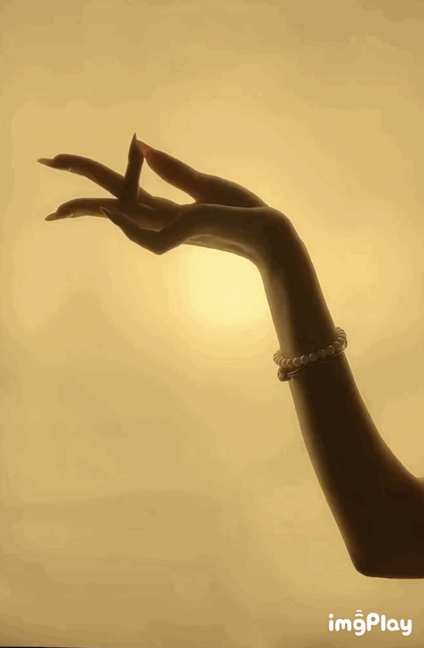 她被称为中国手指舞女王,一双纤纤玉手舞动起来比孔雀仙子杨丽萍还