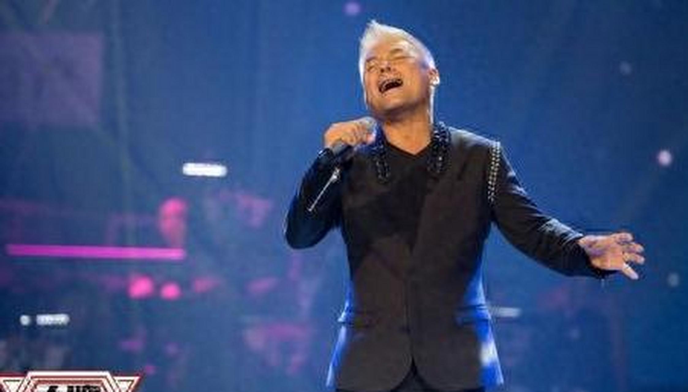 2011年, 一次比赛中,女歌手唱完台下一片掌声,巫启贤却说只是练习生