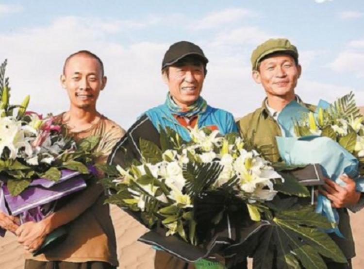 有一次,张艺谋问余皑磊:"有个男三号,演不演?"他接了,结果没火
