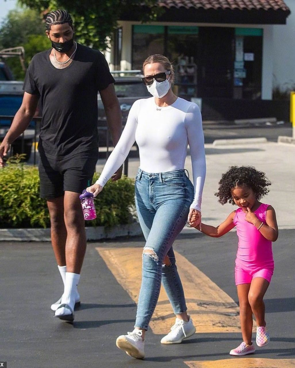 科勒·卡戴珊与特里斯坦·汤普森旧照:一起送女儿去上舞蹈课的街拍.