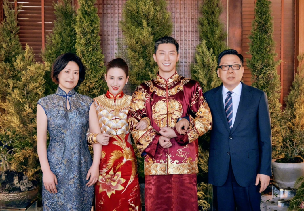 何超莲33岁生日,窦骁返港为妻子庆生,晒甜蜜合照力破婚变传闻