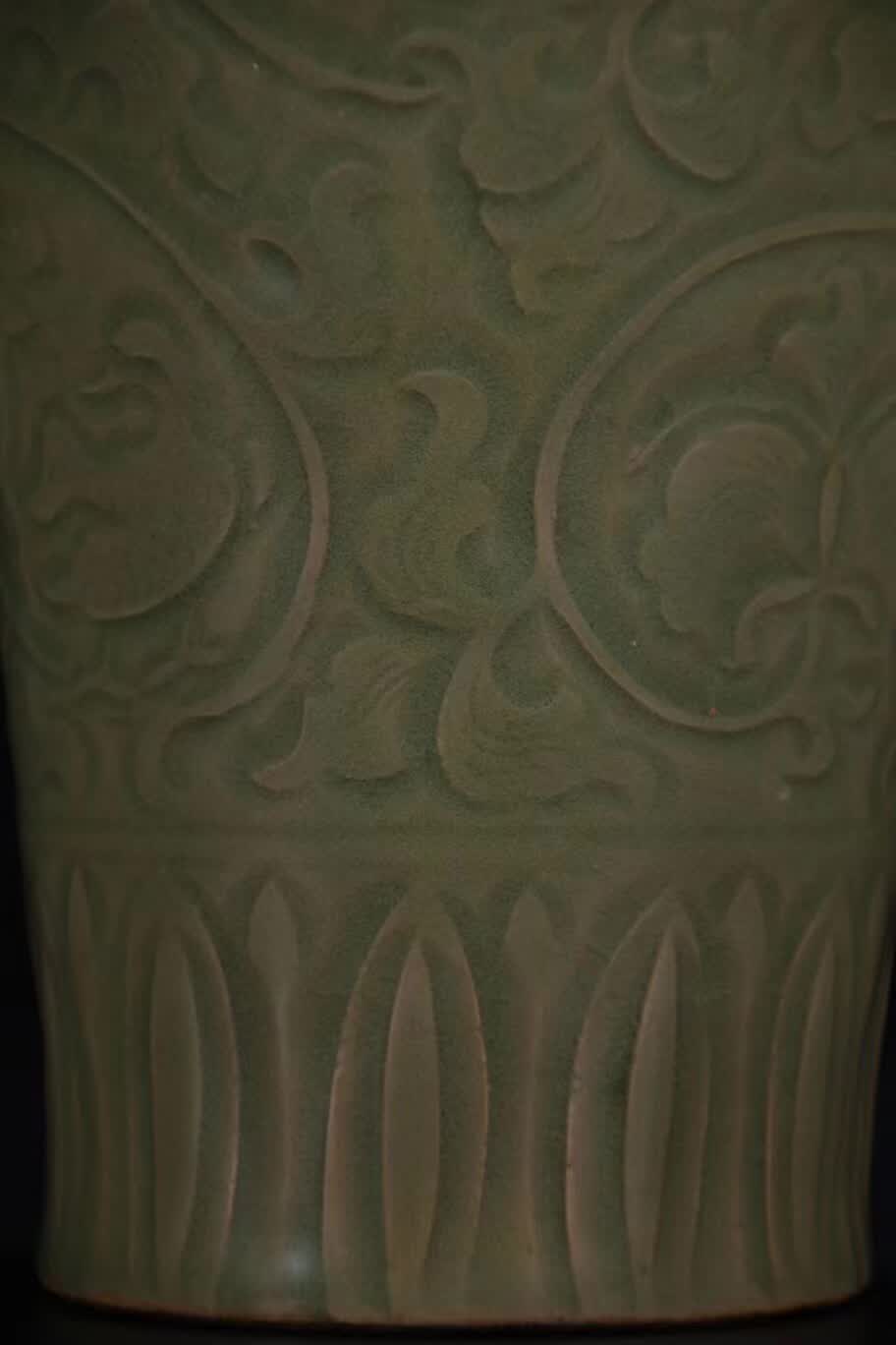宋代耀州窑青釉刻缠枝花卉纹梅瓶「旧藏」高28.5cm,腹径14.3cm