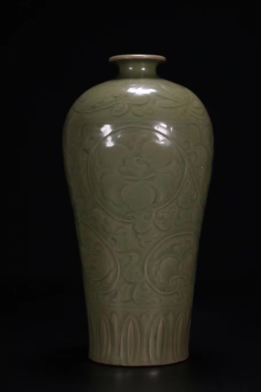 宋代耀州窑青釉刻缠枝花卉纹梅瓶「旧藏」高28.5cm,腹径14.3cm