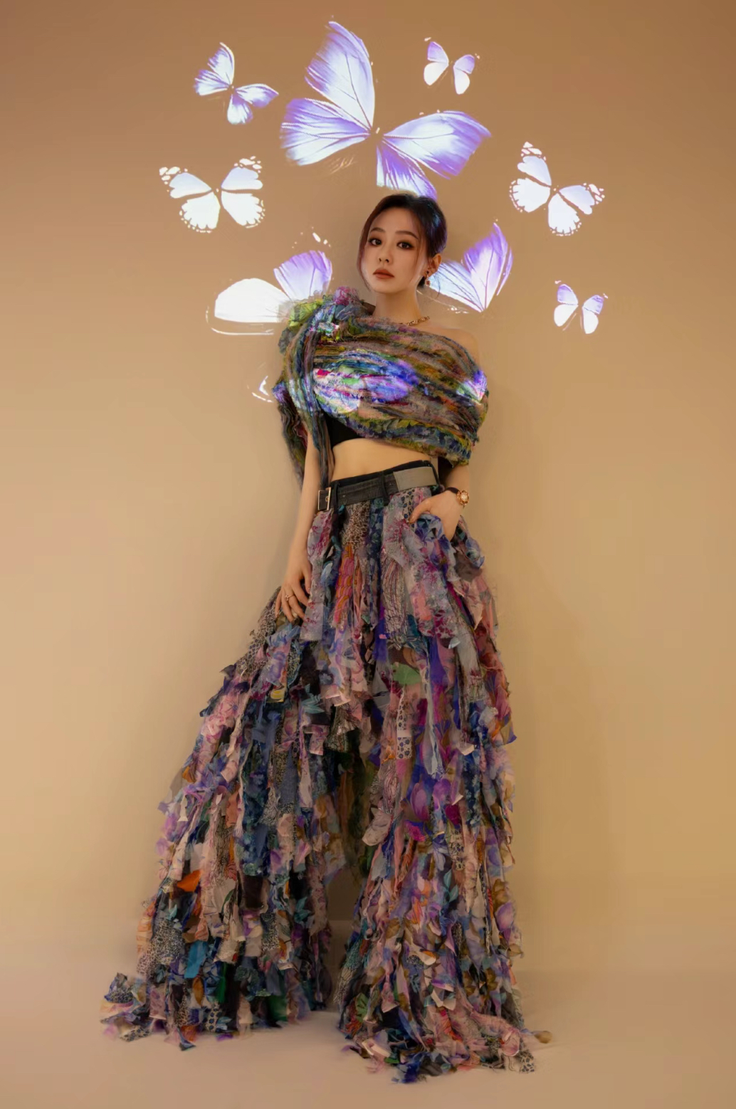 张靓颖第一学历中专,毕业于江西艺术职业学院.后面通过