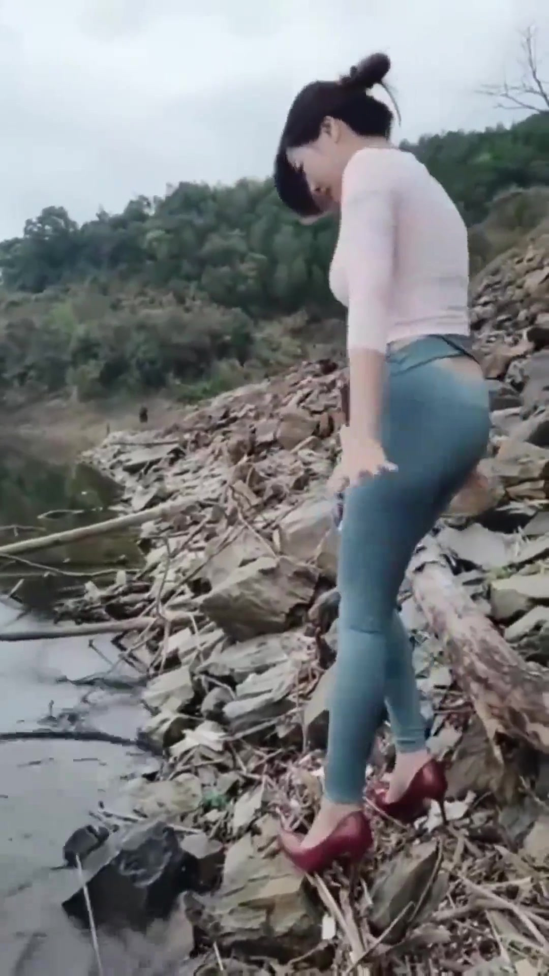 乡下大妈紧身裤展显身材,也很有童心