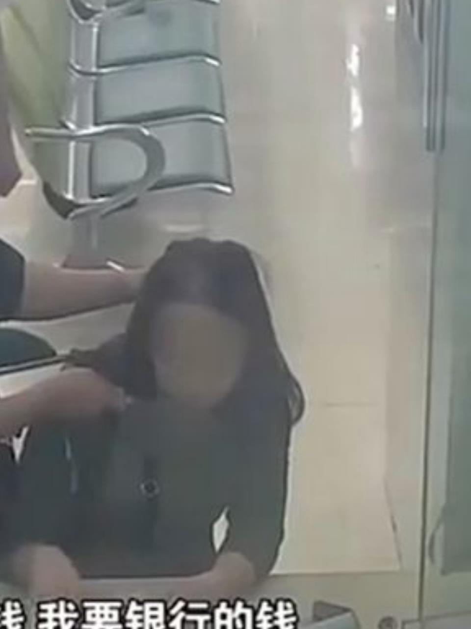 银行抢劫现场:歹徒竟将抢来的钱还给女客户2