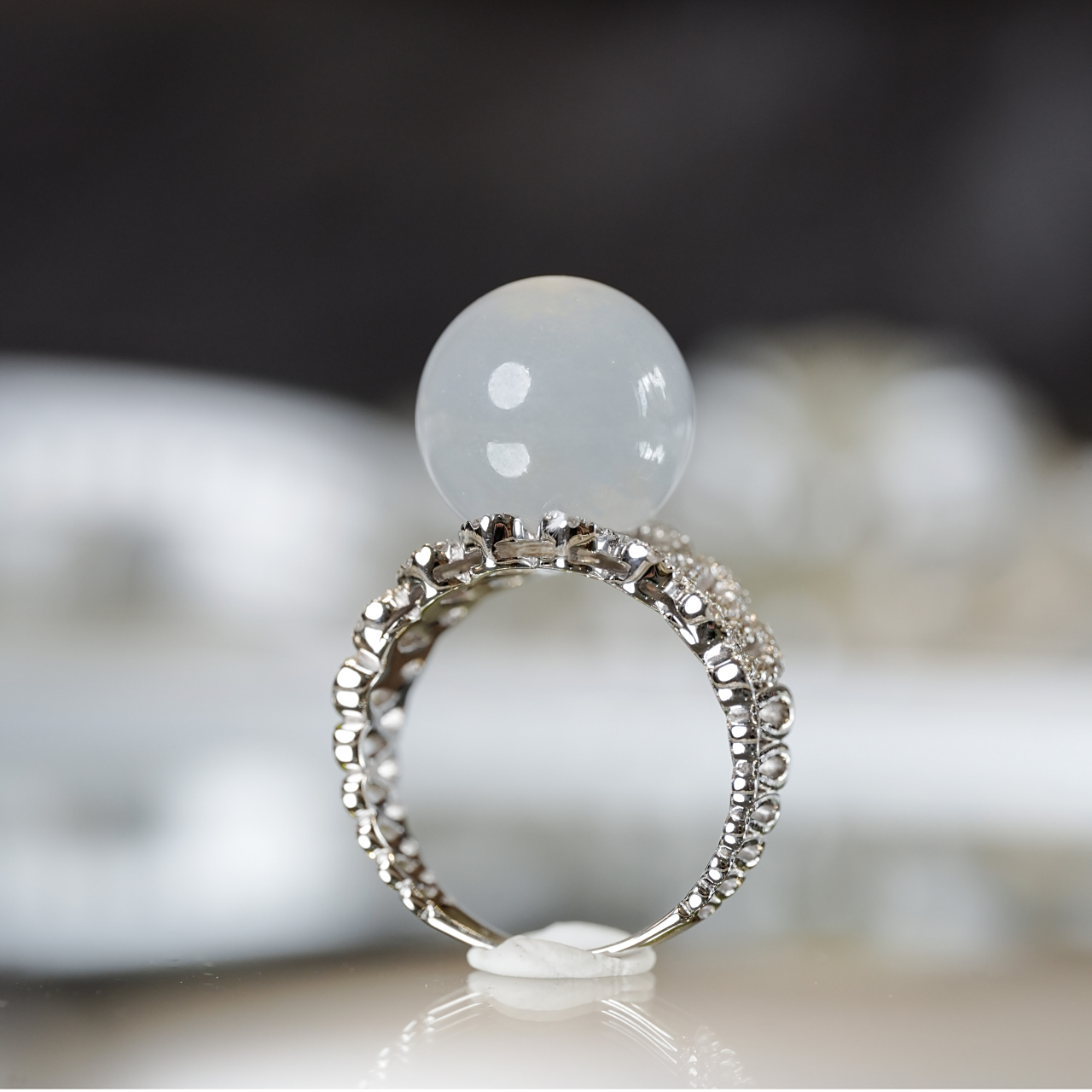 98轻奢翡翠珠子戒指95 这颗饱满的珠子,散发出清澈的胶质光泽.