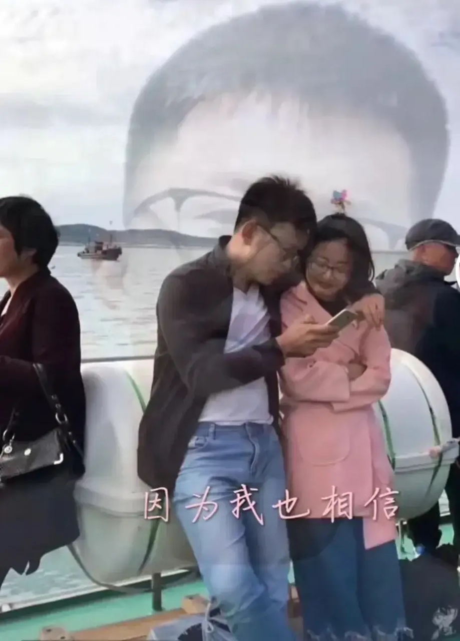 这是王龙生前带着妻子去青岛旅游的照片,他们是多么的相爱,毛梦晶在