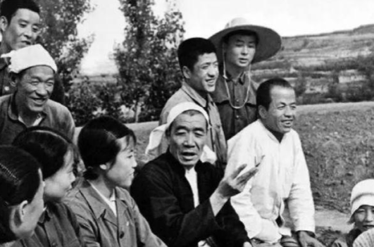 "陈明亮能随父母来到北京,当时他还只是一个小孩,刚刚从小学毕业.