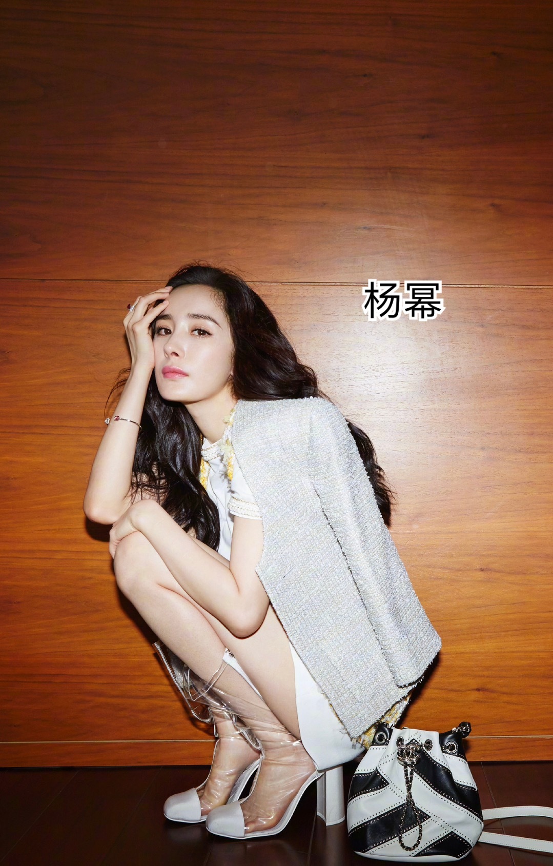 优雅瞬间定格:女星蹲姿大赏,品味非凡之美!