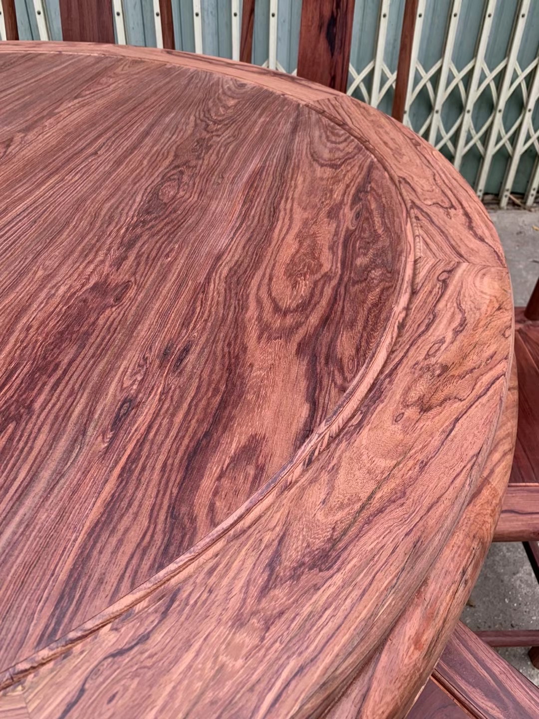 巴里黄檀,作为一种稀有且珍贵的家具用材,其木质纹理华丽独特