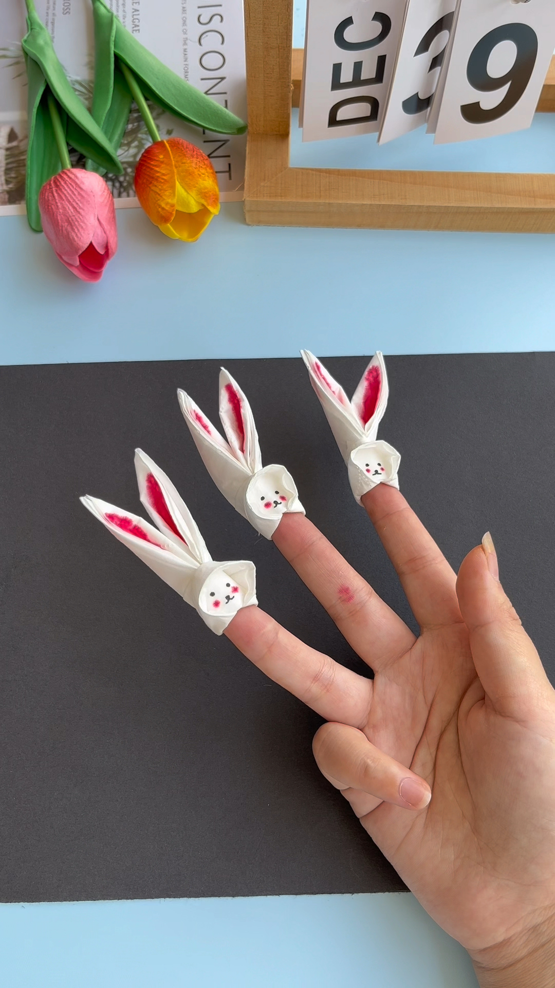 用纸巾折一个可爱的小兔子,还可以套在手上哦