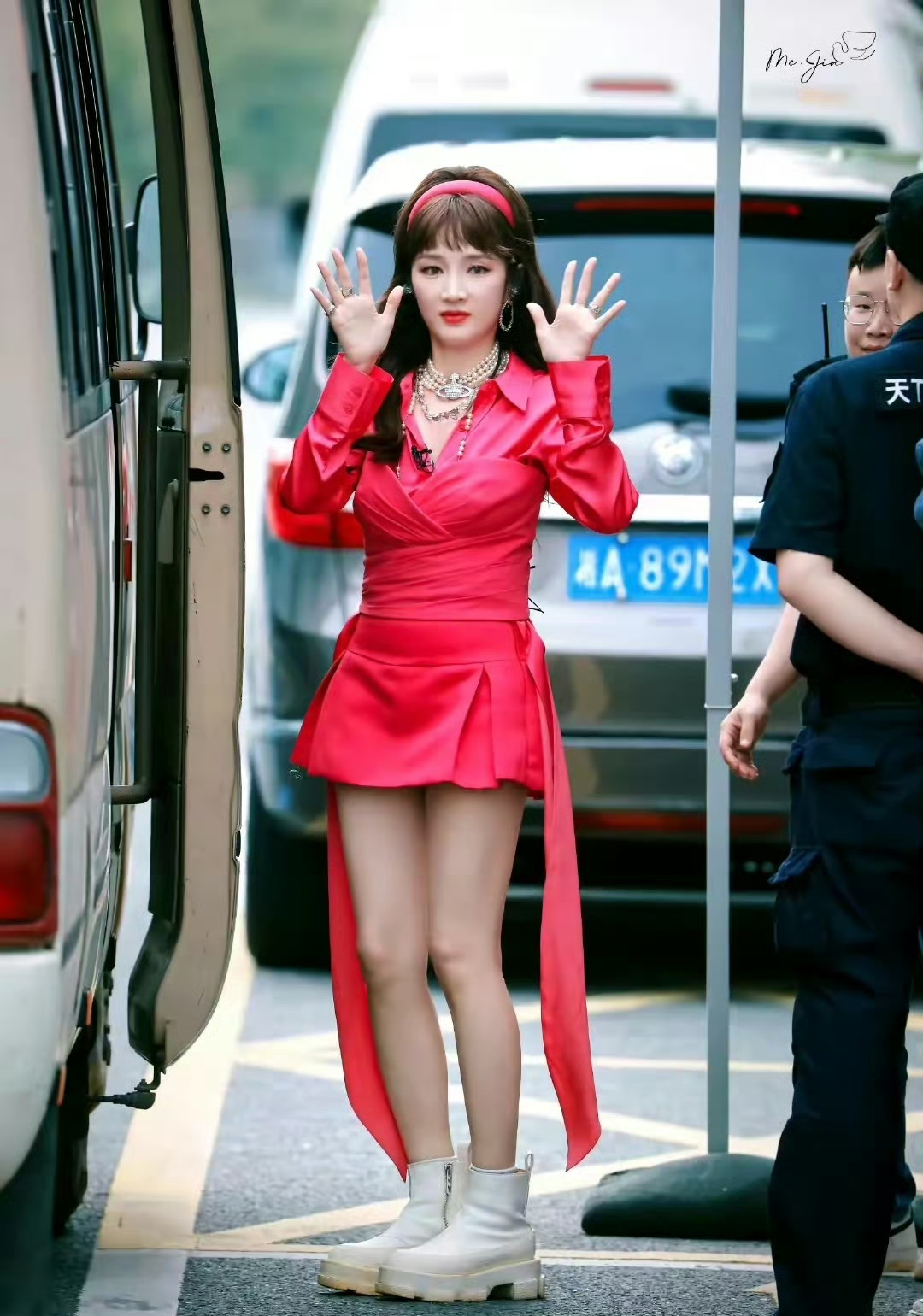 网友说浪姐5四公路透曝光了有帮唱嘉宾孟佳女神好可爱的兔女郎红色