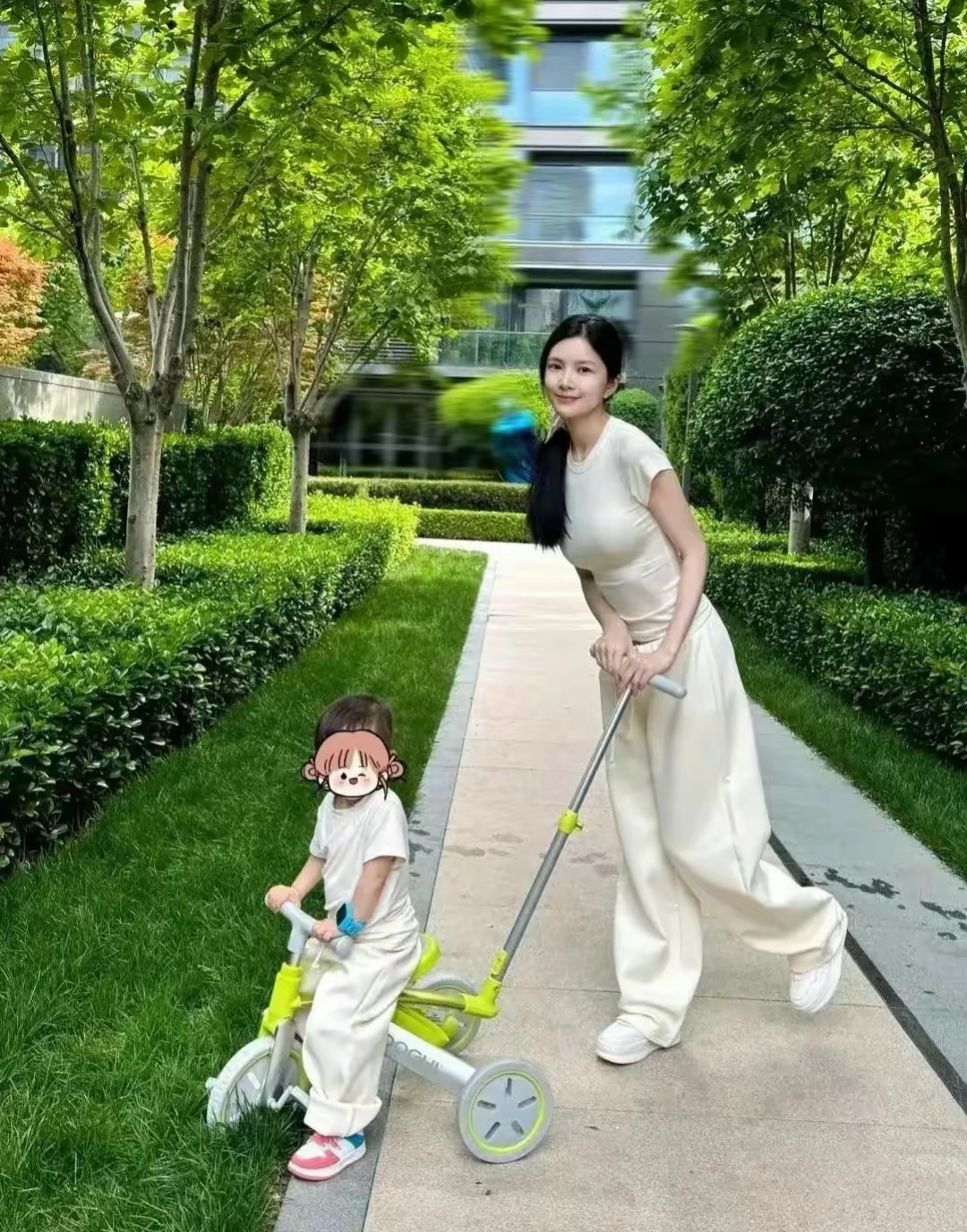 杜淳的妻子真漂亮,身穿白色修身t搭配白色直筒裤,展示出完美的身材