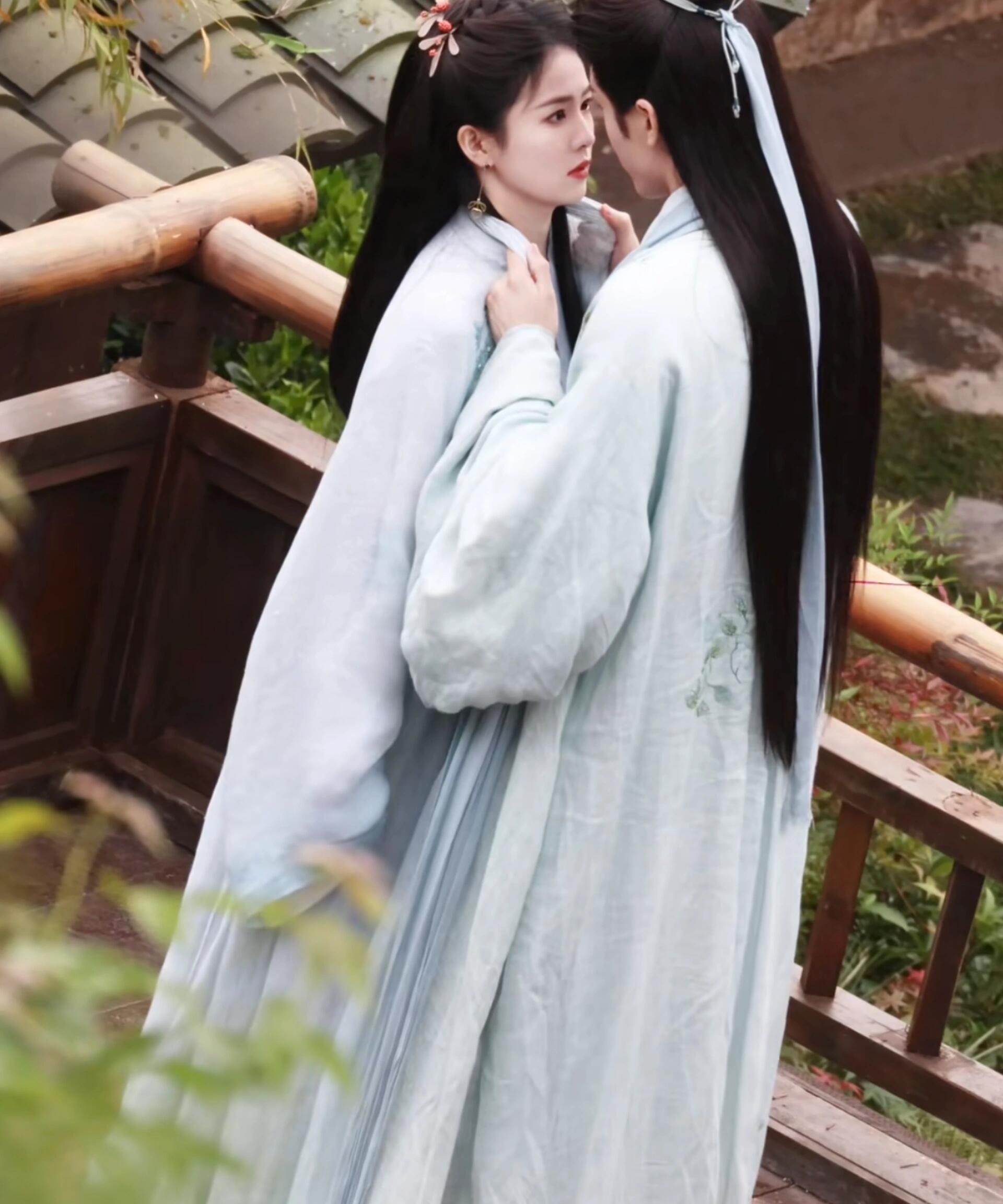 曾舜晞揪着白鹿的衣领埋在她的脖子边看起来很妙呀
