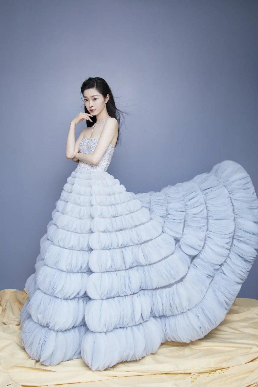 宋轶水蓝的抹胸裙