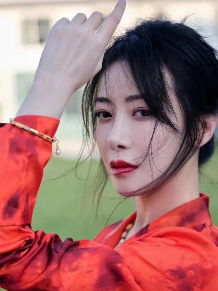 这才是"人间尤物"!北京这一夜,49岁的陈紫函白皙透亮成焦点!