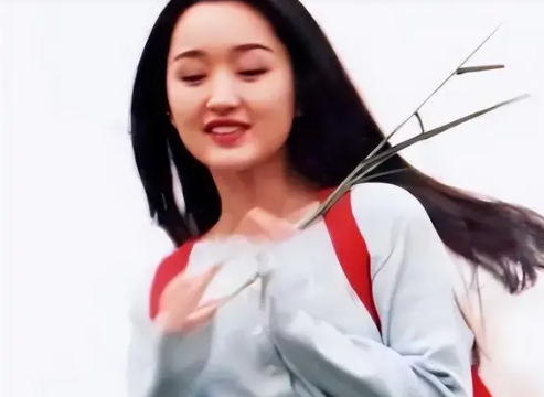 杨钰莹在美颜下看似年轻,但身材却瞒不过大家的眼睛