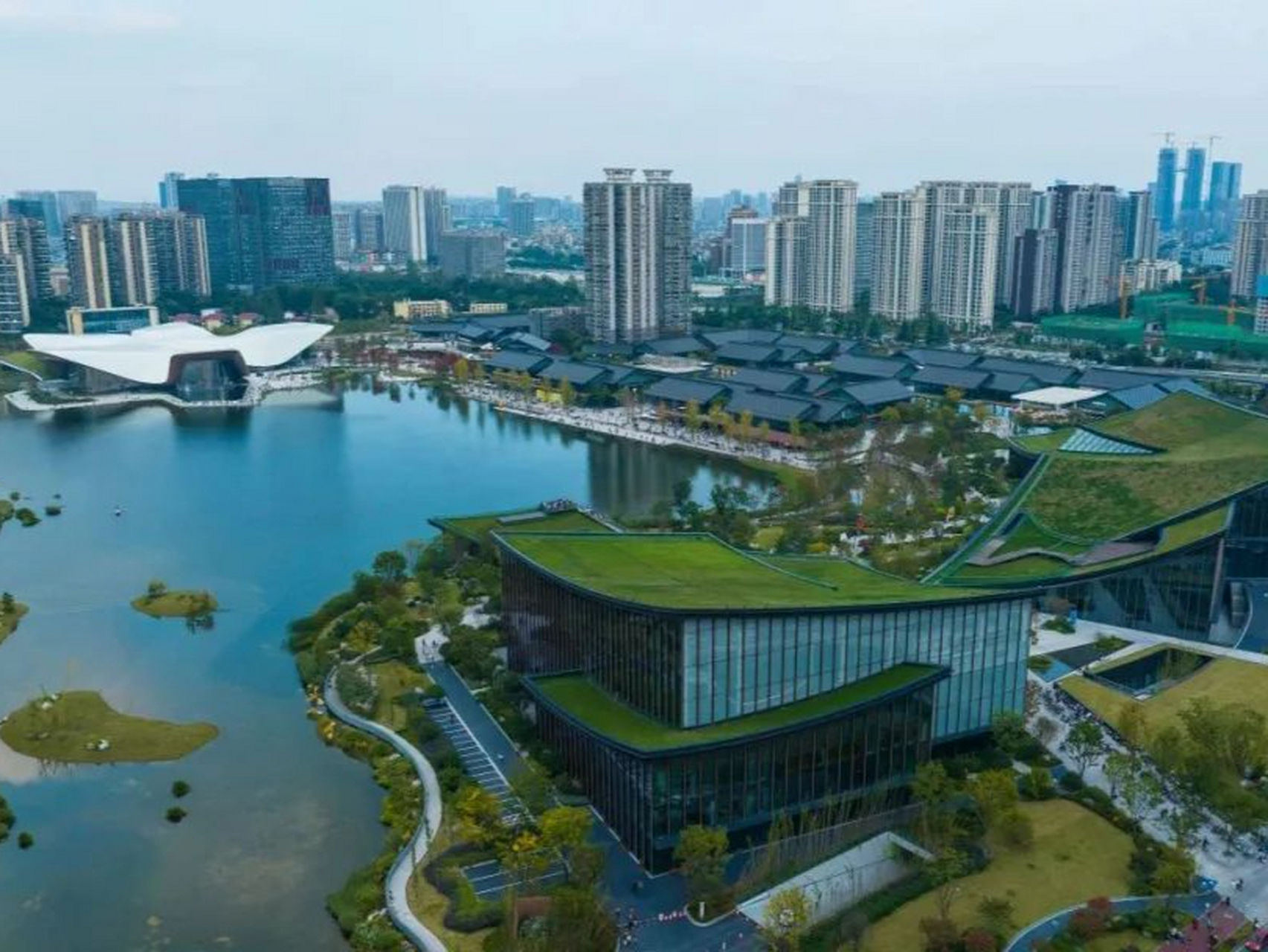 由"一湖三馆一水街"组成的天府艺术公园,有着优美的湖畔风景