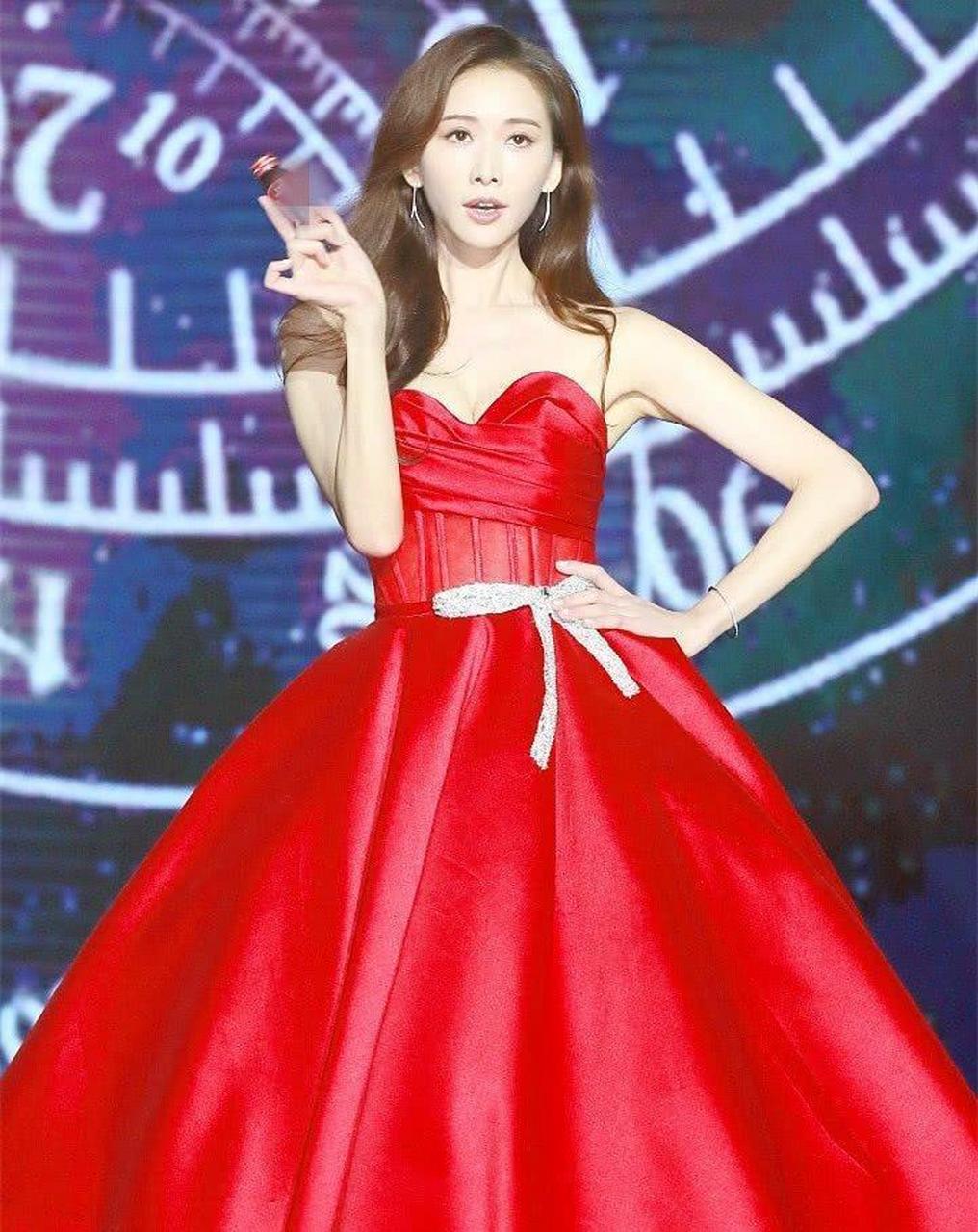 林志玲会卖萌,穿红裙戴小兔发卡