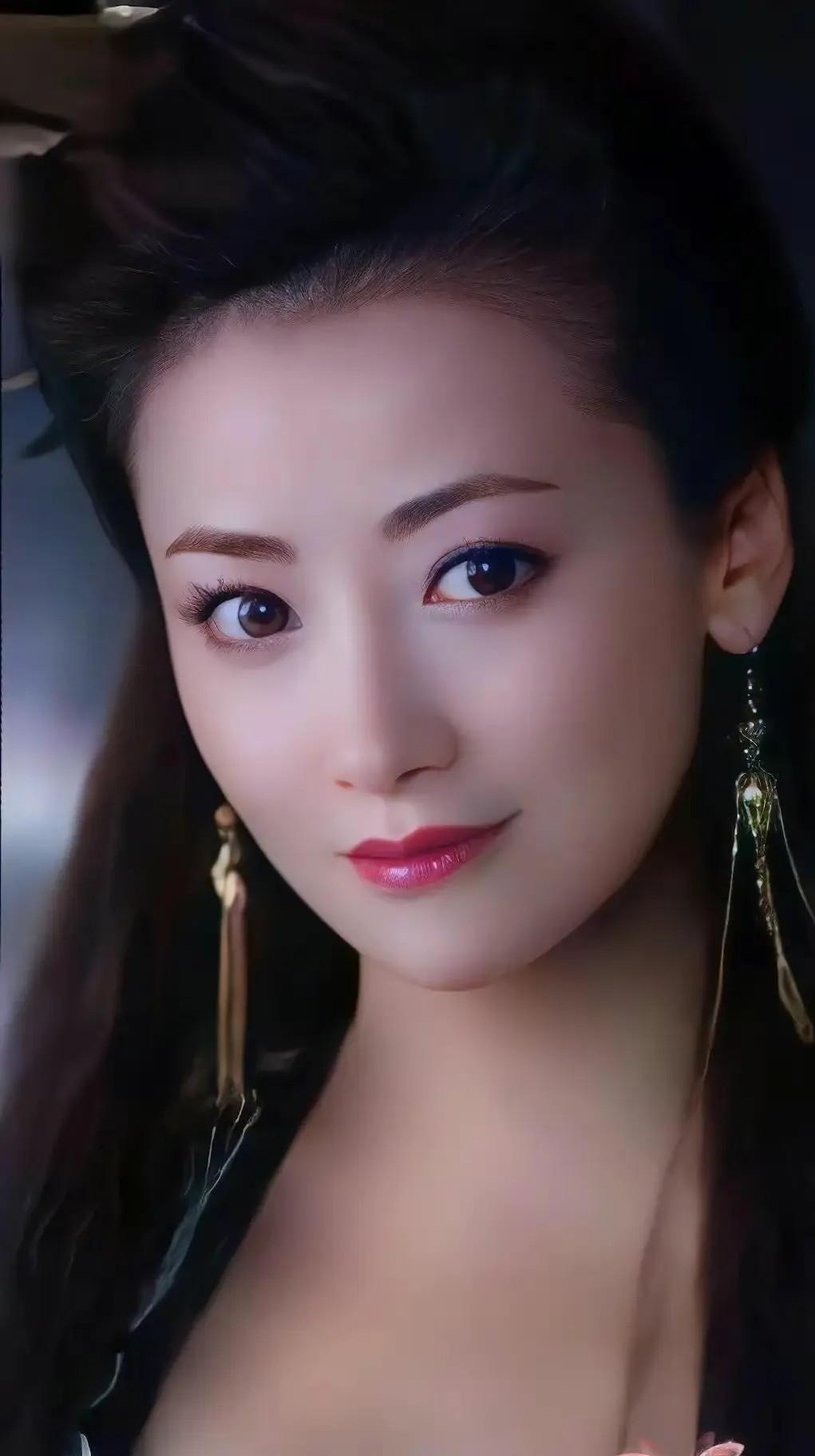 这才是"人间尤物"!北京这一夜,49岁的陈紫函白皙透亮成焦点!