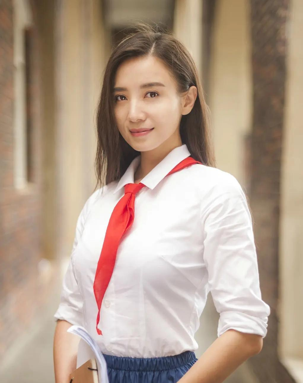 回顾宋佳,抛弃陈龙,后游走2个已婚男人之间,现与才子同居