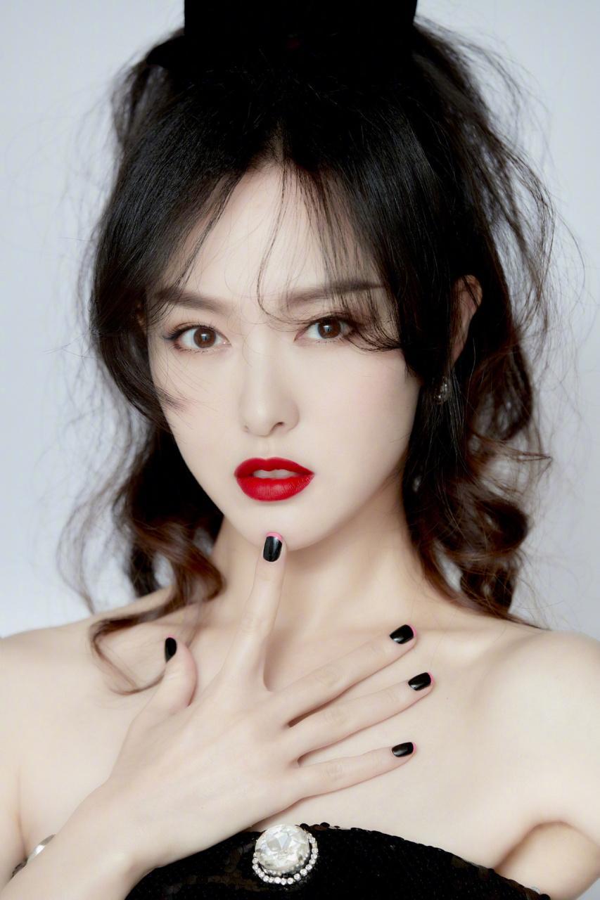 唐嫣产后复出瘦一圈,穿抹胸裙秀大长腿