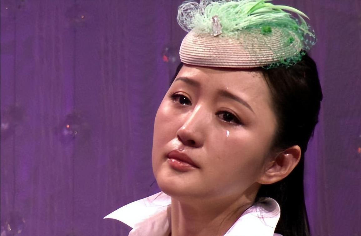 杨钰莹在美颜下看似年轻,但身材却瞒不过大家的眼睛