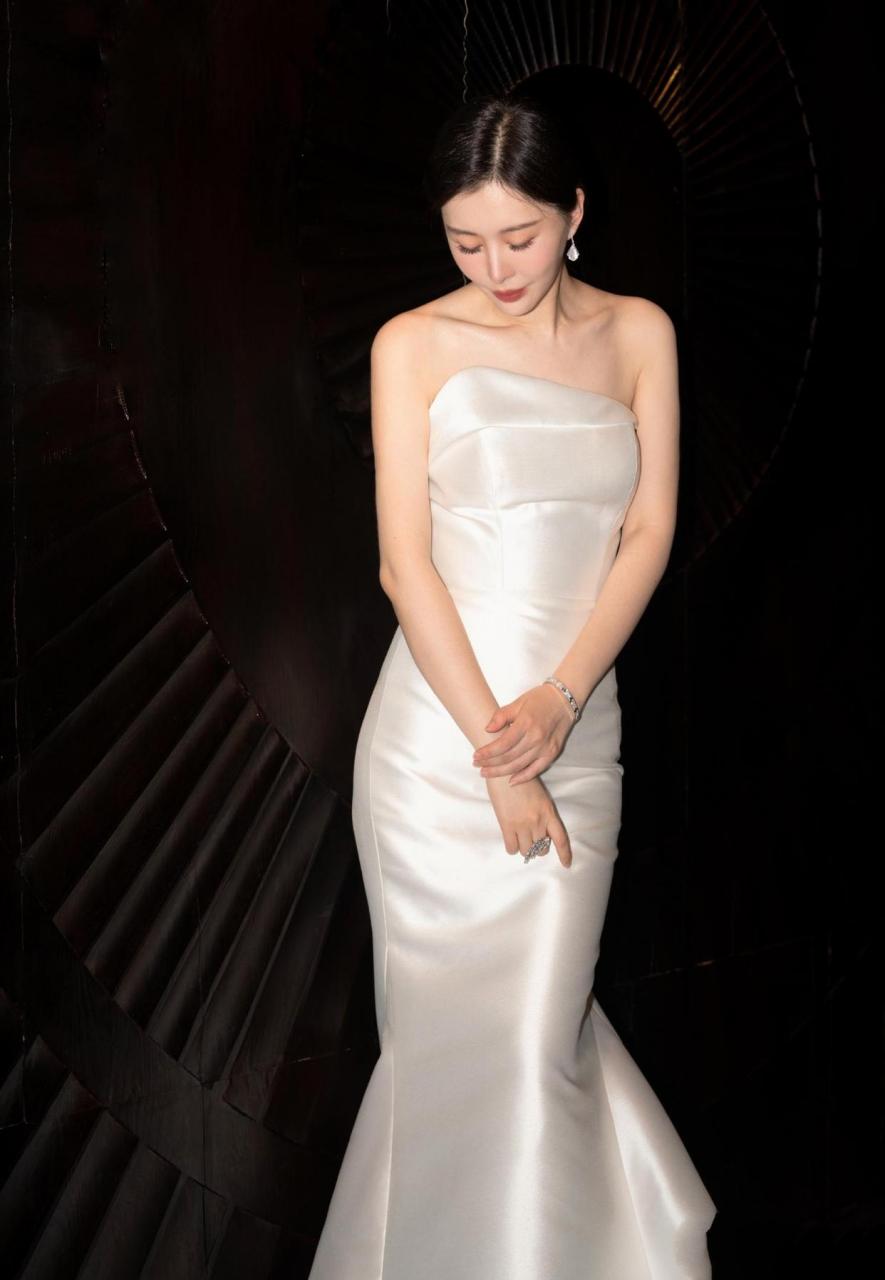 田朴珺穿抹胸礼服裙,s形曲线傲人