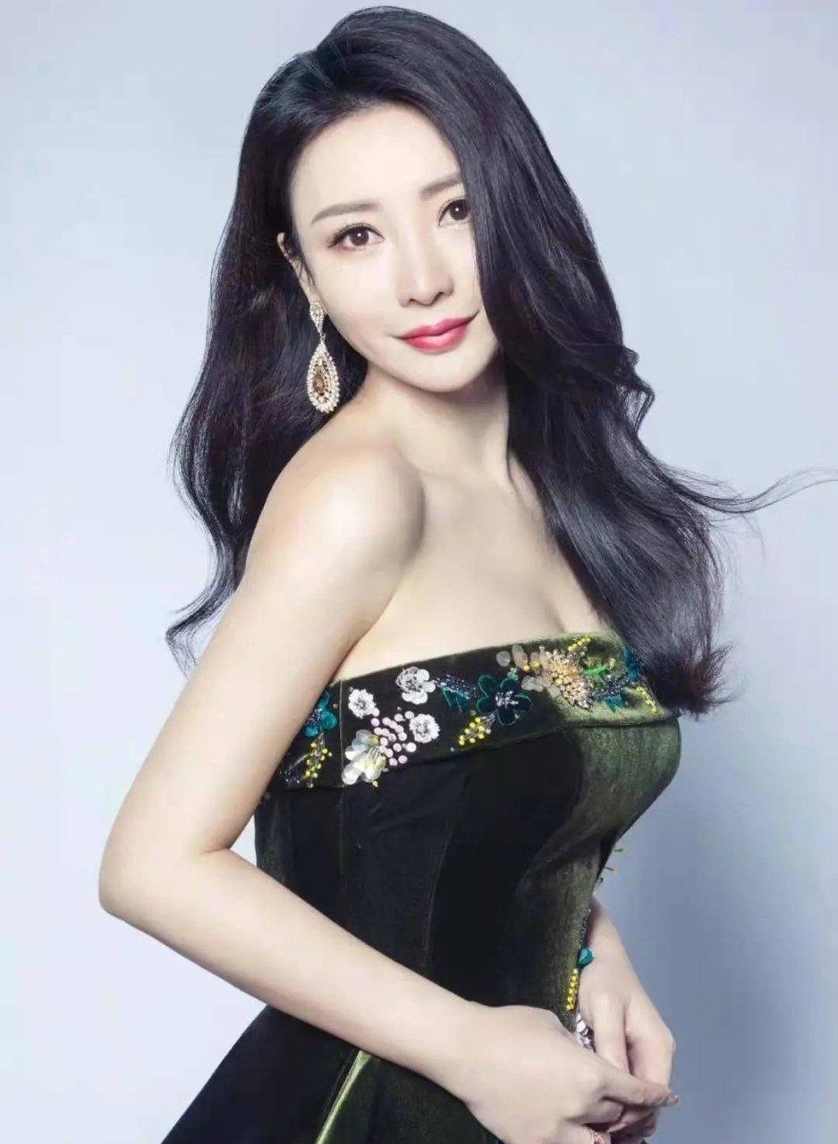 柳岩孔雀绿丝绒抹胸裙!