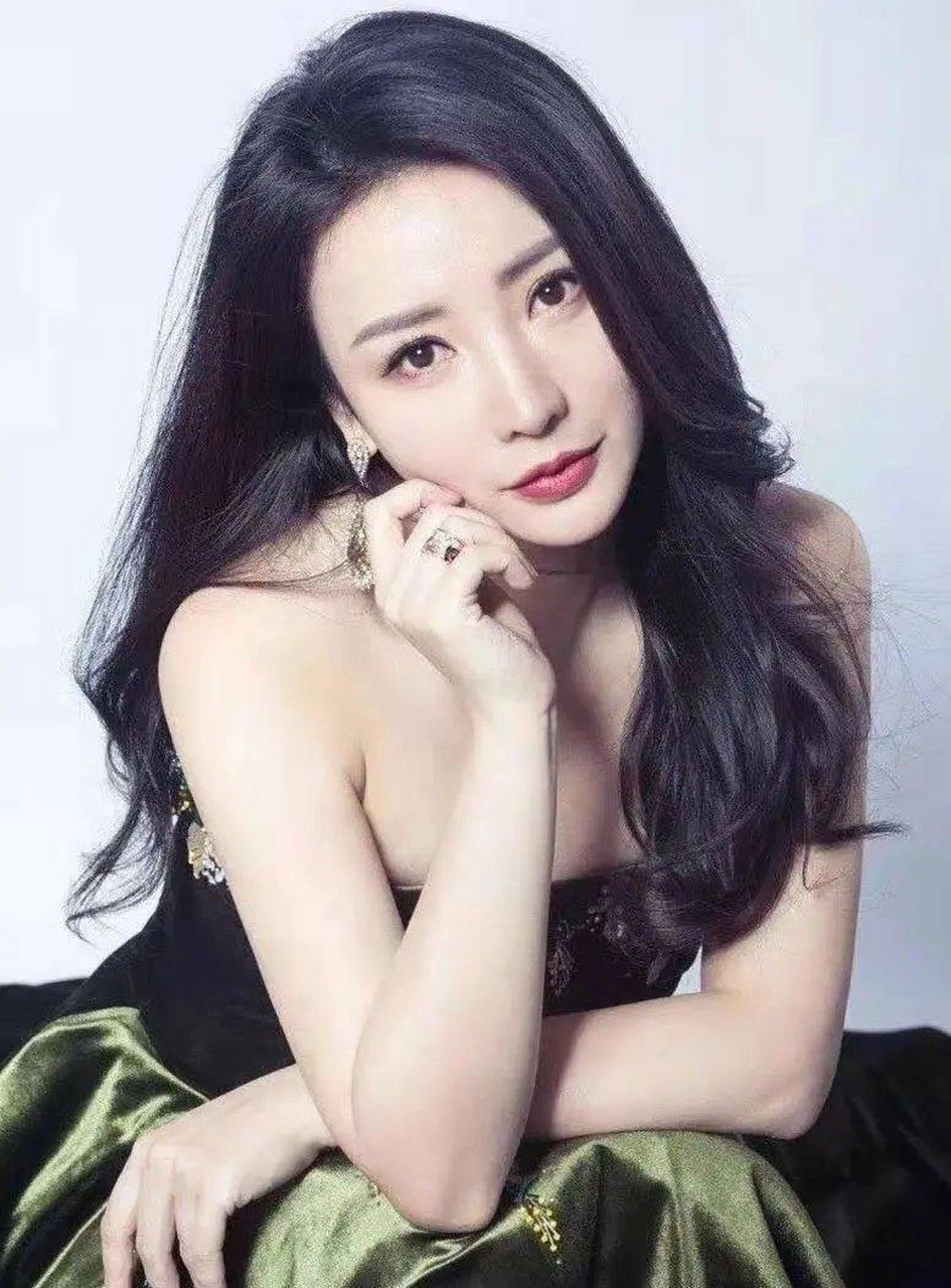 柳岩孔雀绿丝绒抹胸裙!