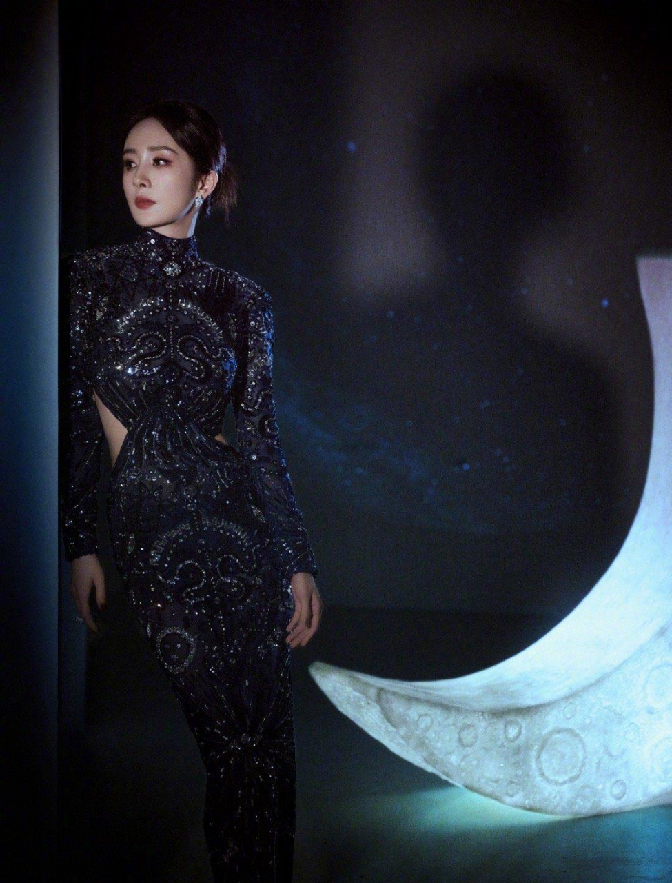 杨幂露出美腿,长裙展现优雅魅力