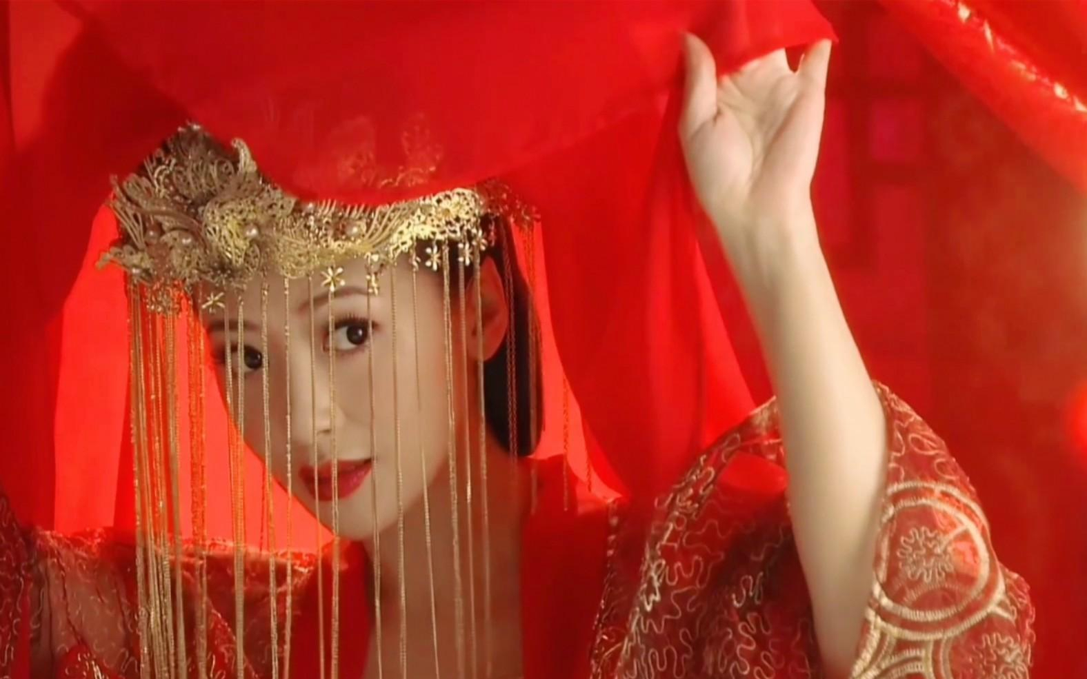 这才是"人间尤物"!北京这一夜,49岁的陈紫函白皙透亮成焦点!