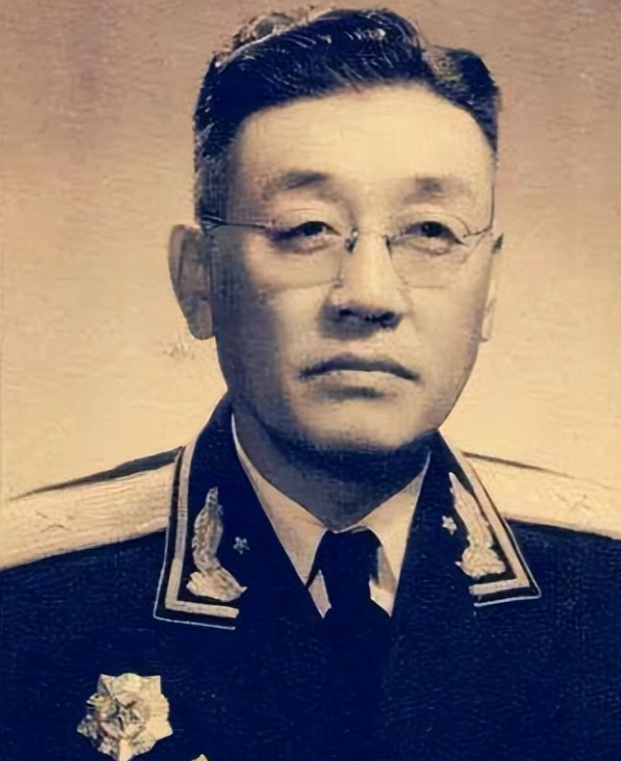 他是副兵团级将领,本应授上将却被评为大校,三大元帅为他说情