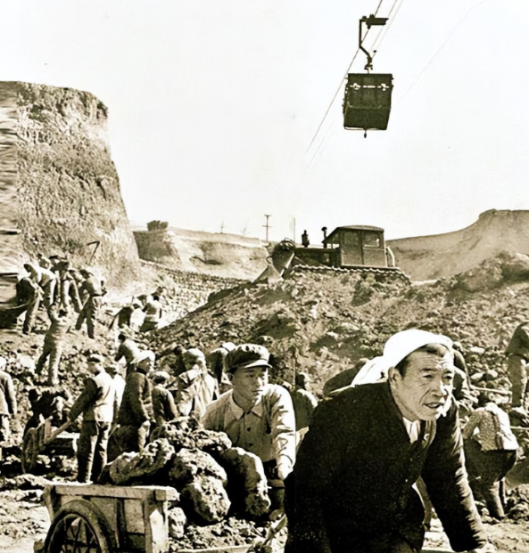 陈永贵葬礼一人专门来送葬,三鞠躬后转一圈,泪流满面匆匆离去