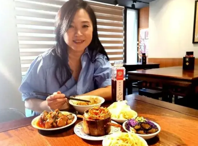 2006年嫁给了富商王胧贤,婚后有一子,逐渐退出影视圈,过上了豪门阔太